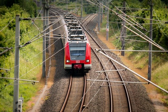 projíždějící elektrický vlak